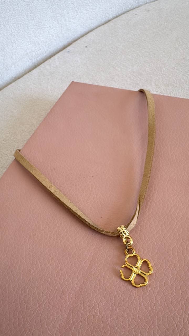 Colar Choker Trevo Areia