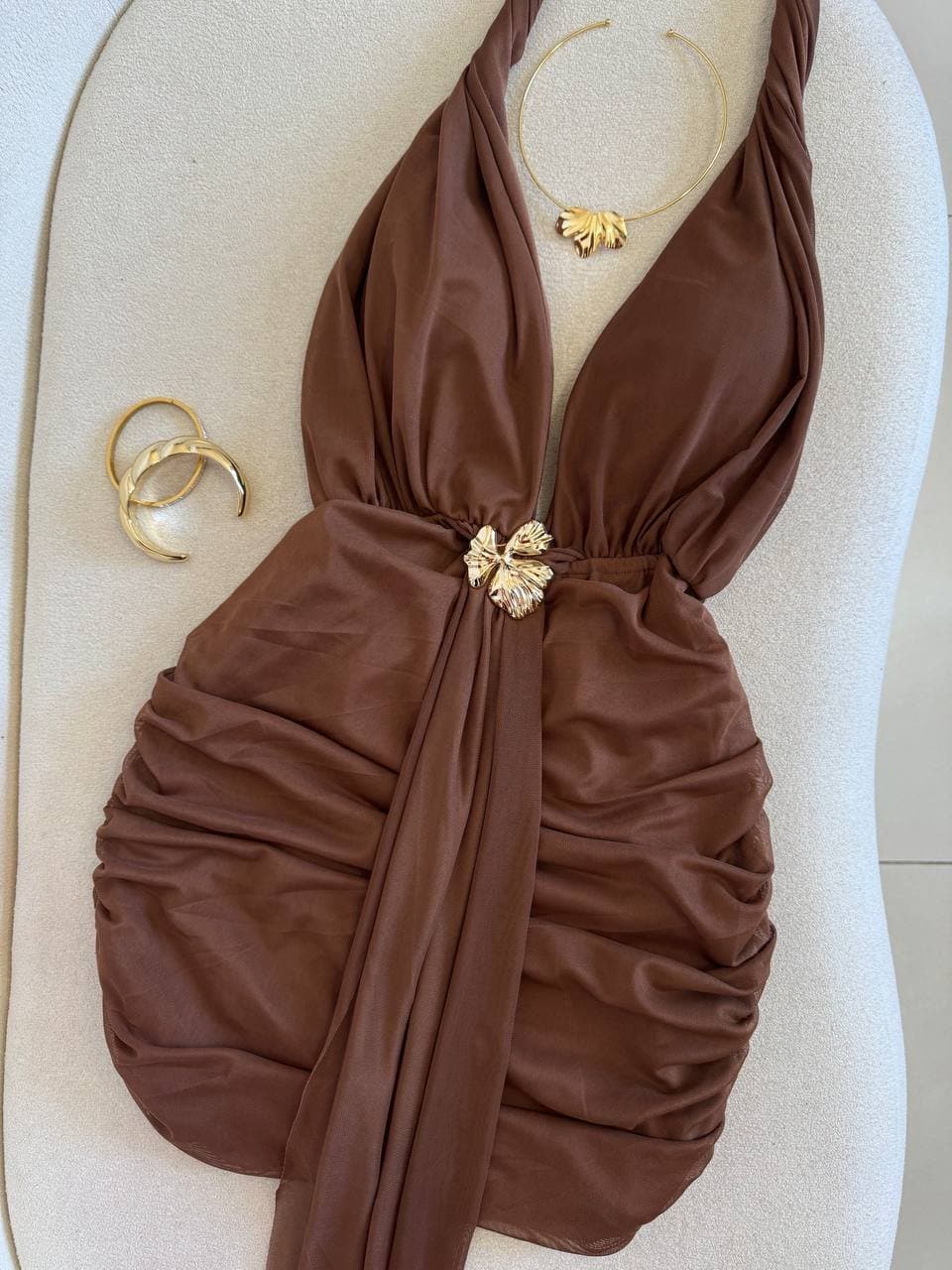 Vestido Marrom Multiformas de Tule Drapeado Flor Dourada