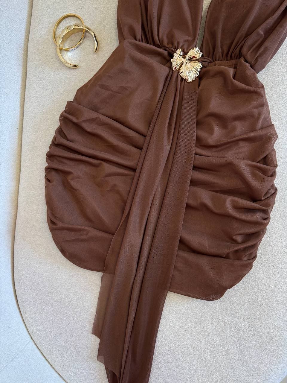 Vestido Marrom Multiformas de Tule Drapeado Flor Dourada