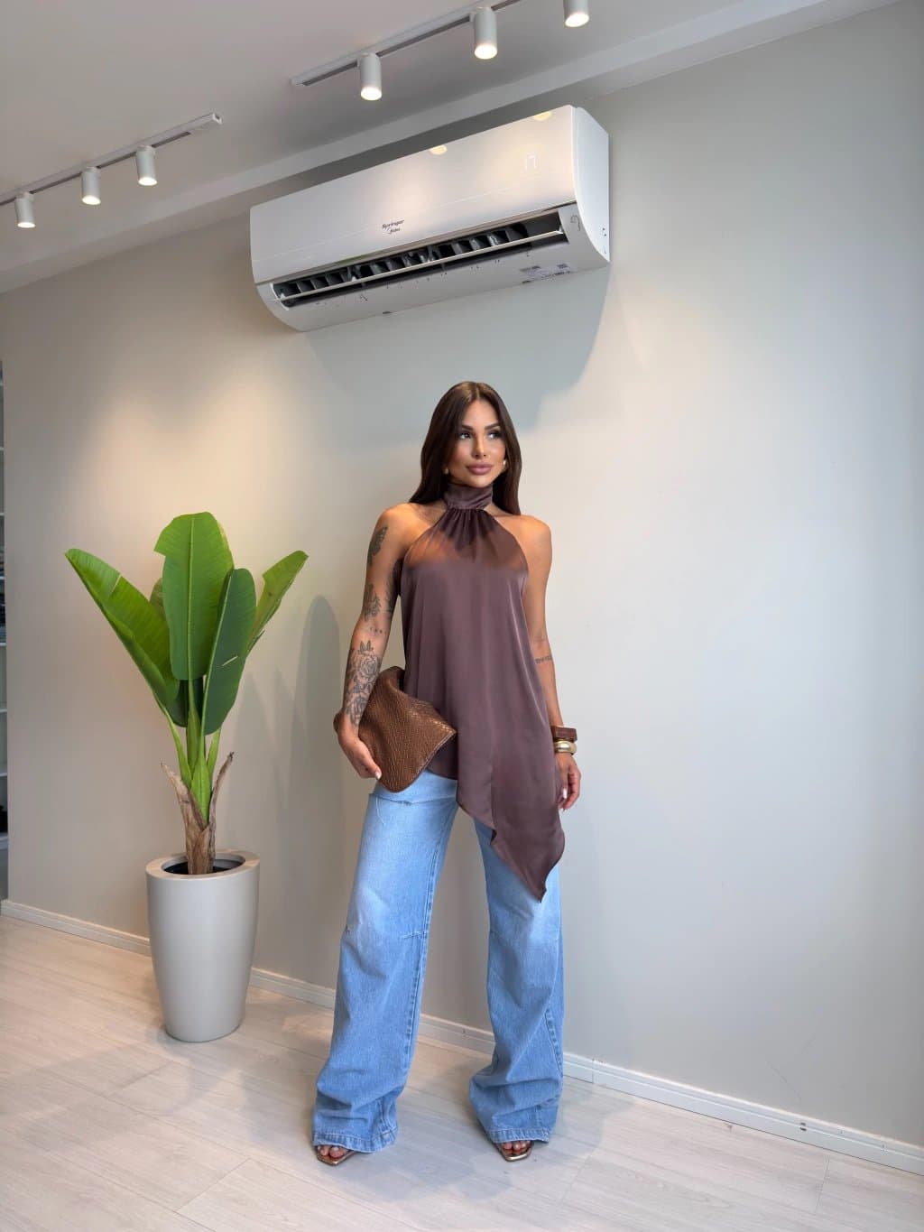Blusa Bata de Bico Frente Única Acetinada