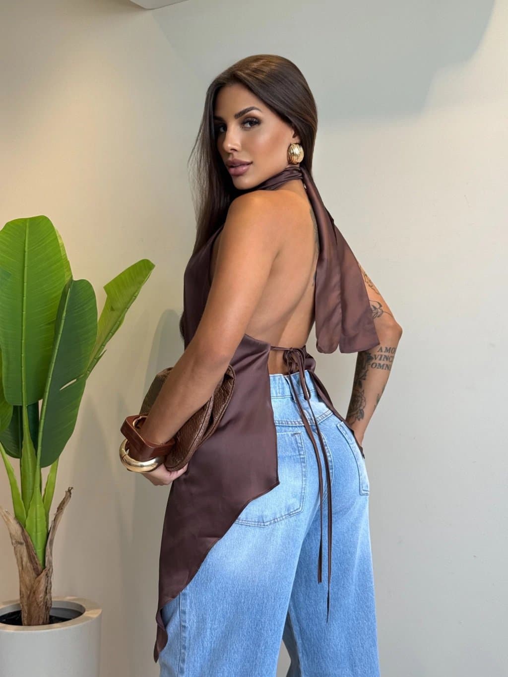 Blusa Bata de Bico Frente Única Acetinada
