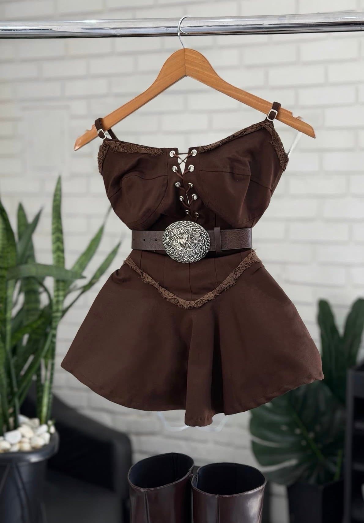 Vestido Sarja com Ilhós Frontal Marrom
