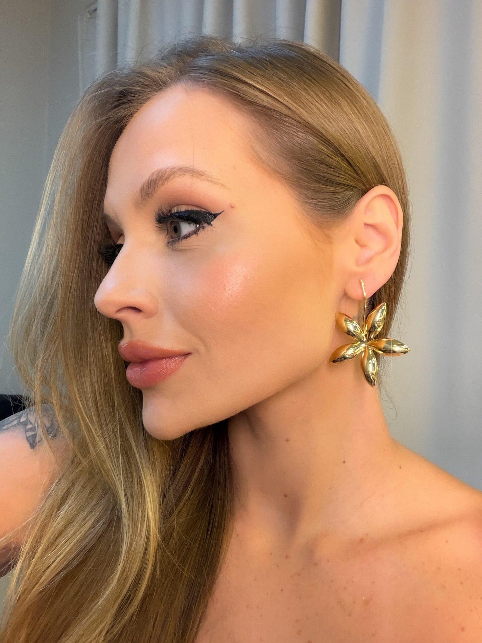 Brinco Flor Flávia Dourado