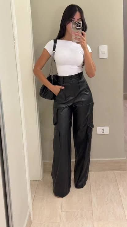 Calça Wide Leg Courino Cargo Preta