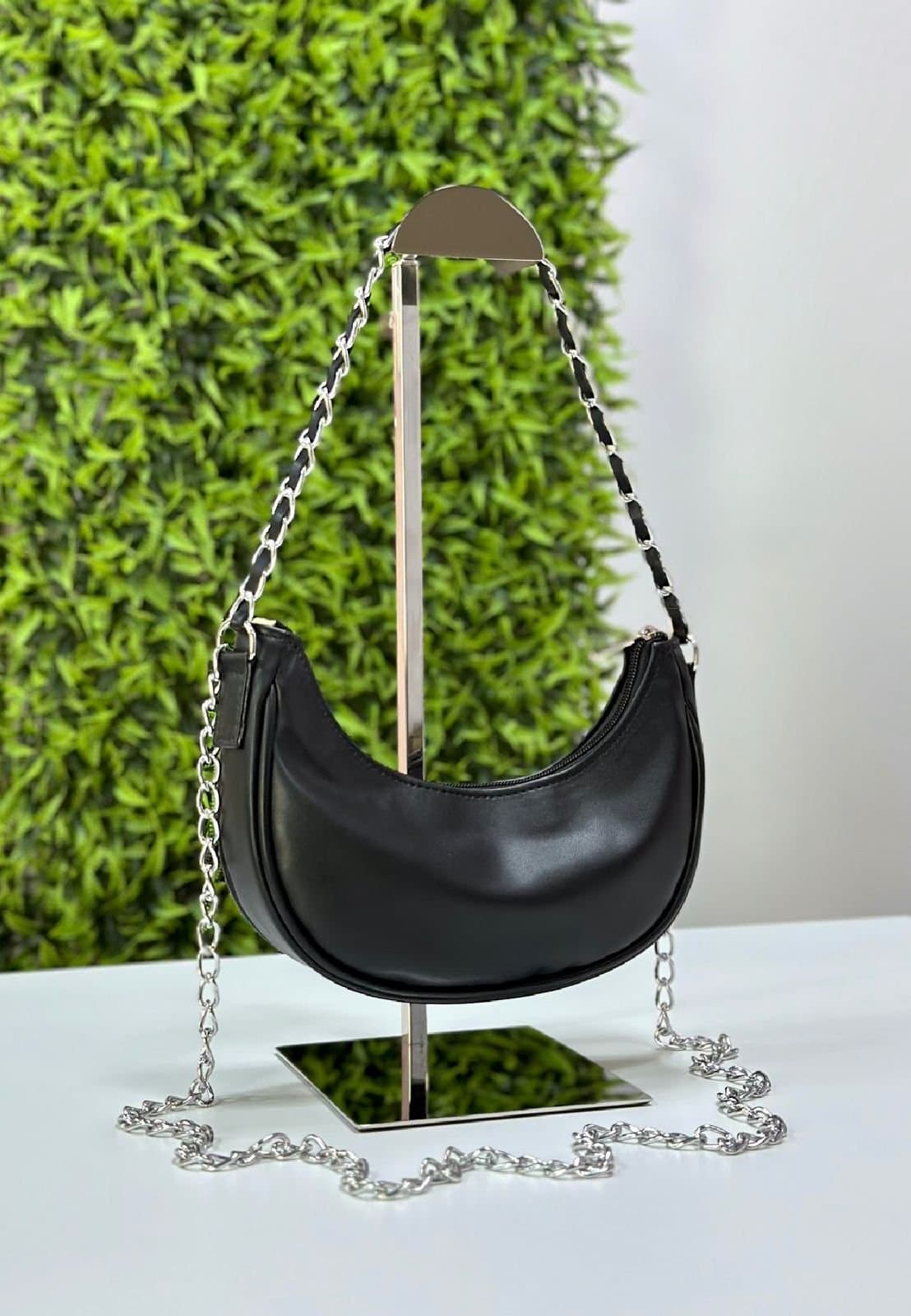 Bolsa Meia Lua — Alça de Ombro com Correntaria