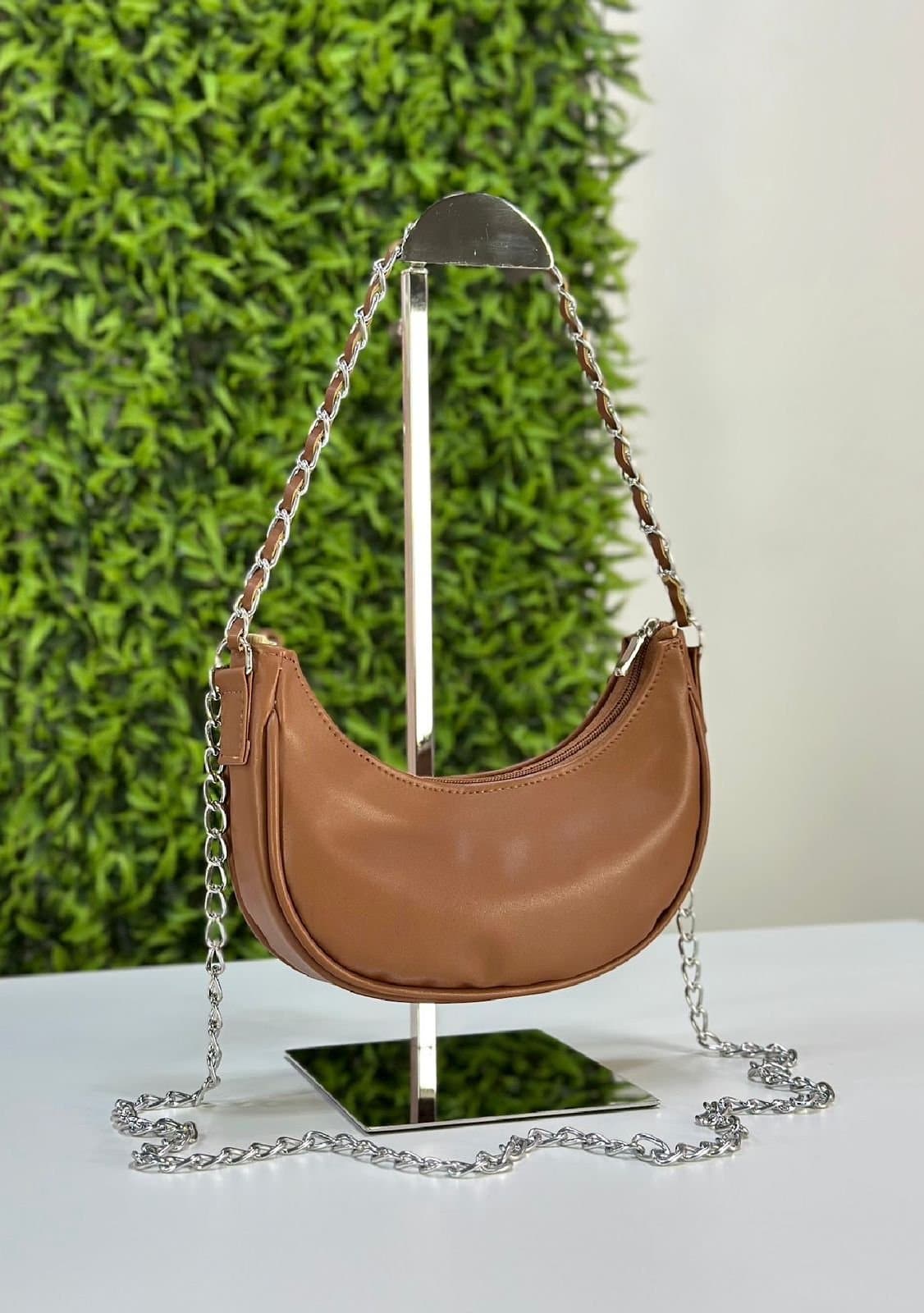 Bolsa Meia Lua — Alça de Ombro com Correntaria