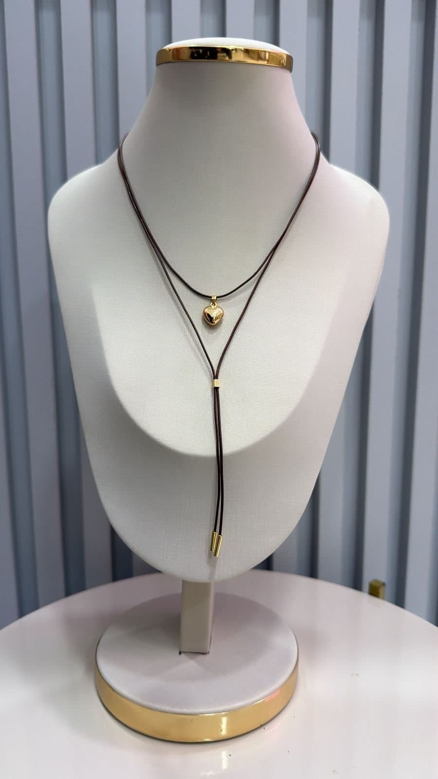 Colar Duplo Courino Marrom Coração Dourado