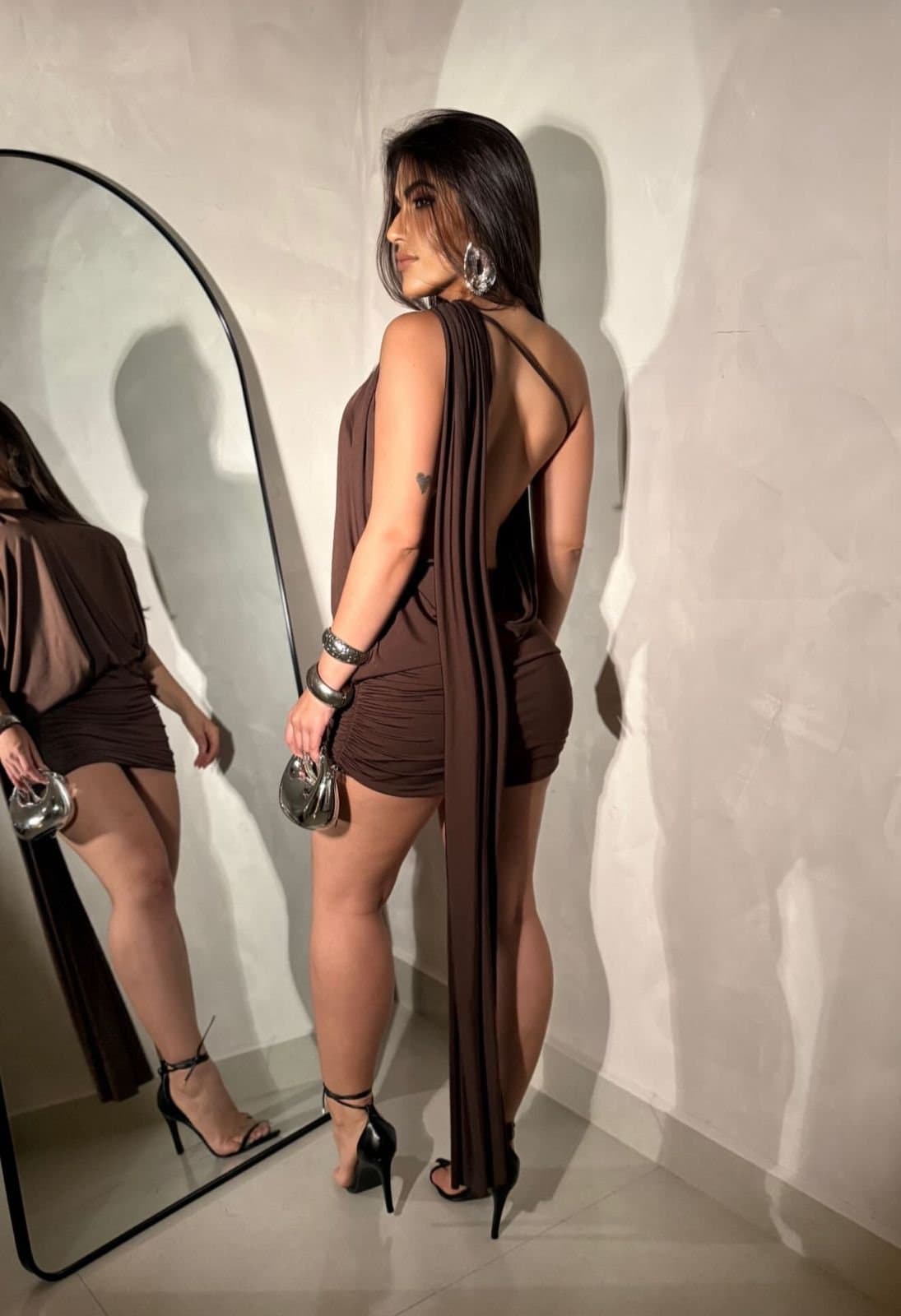 Vestido Manga Única Cauda