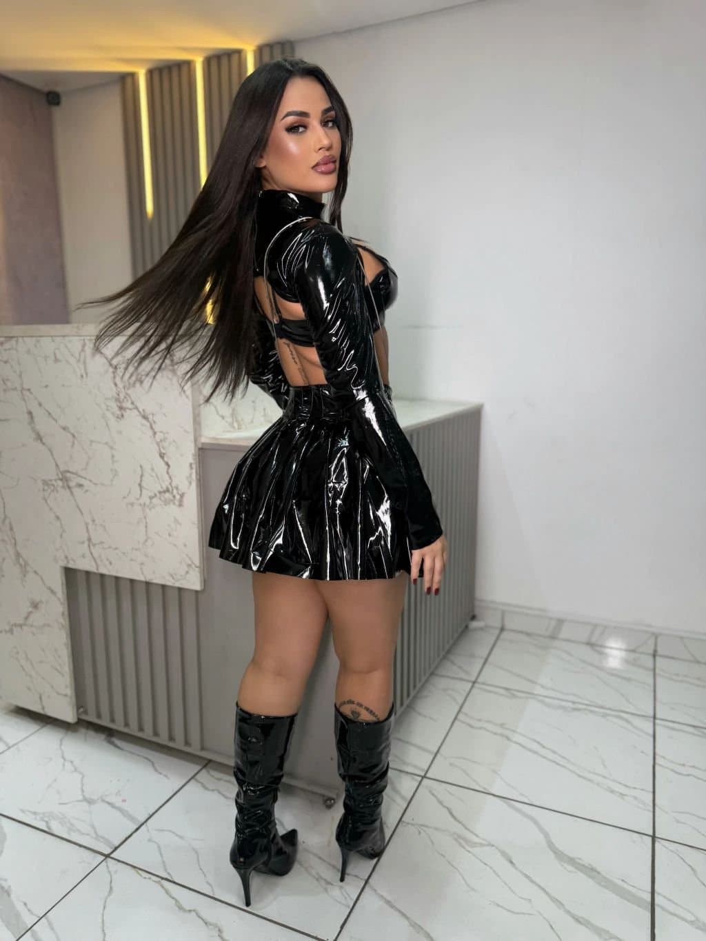 Saia Vinil Rodadinha Preta Curtinha