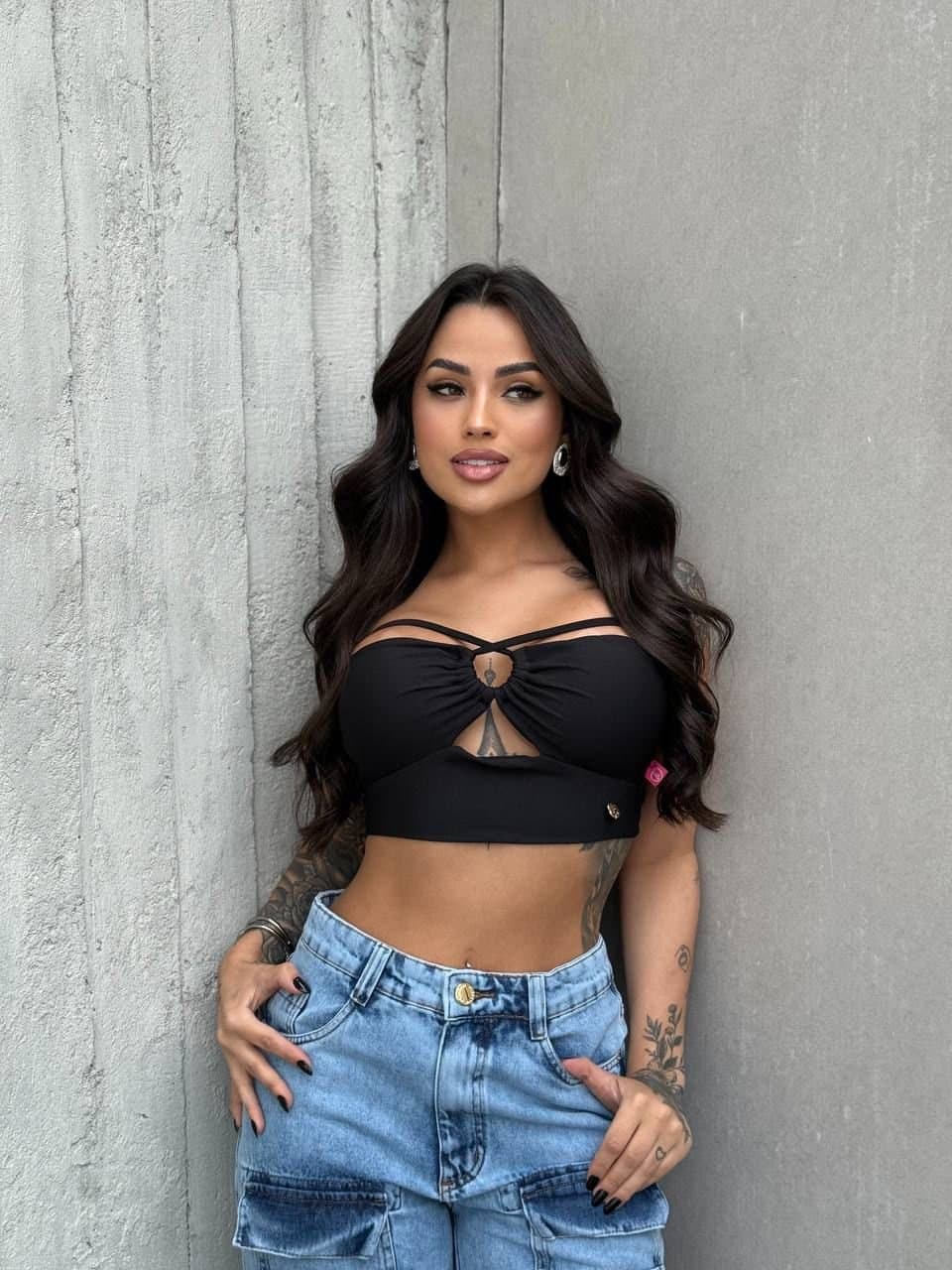 Cropped Brenda Preto 2 Formas de Usar