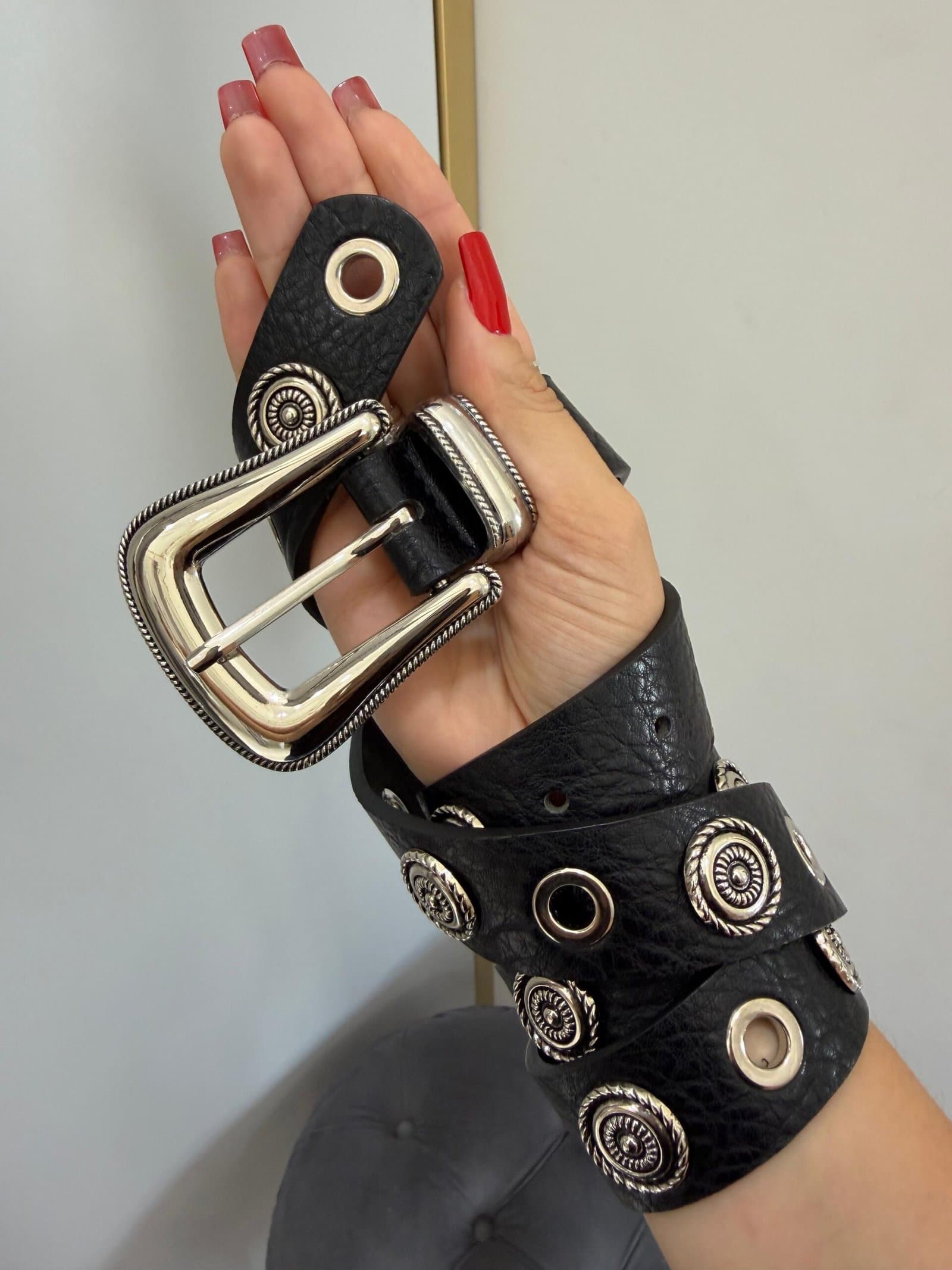 Cinto Preto Fivela Prata Círculos