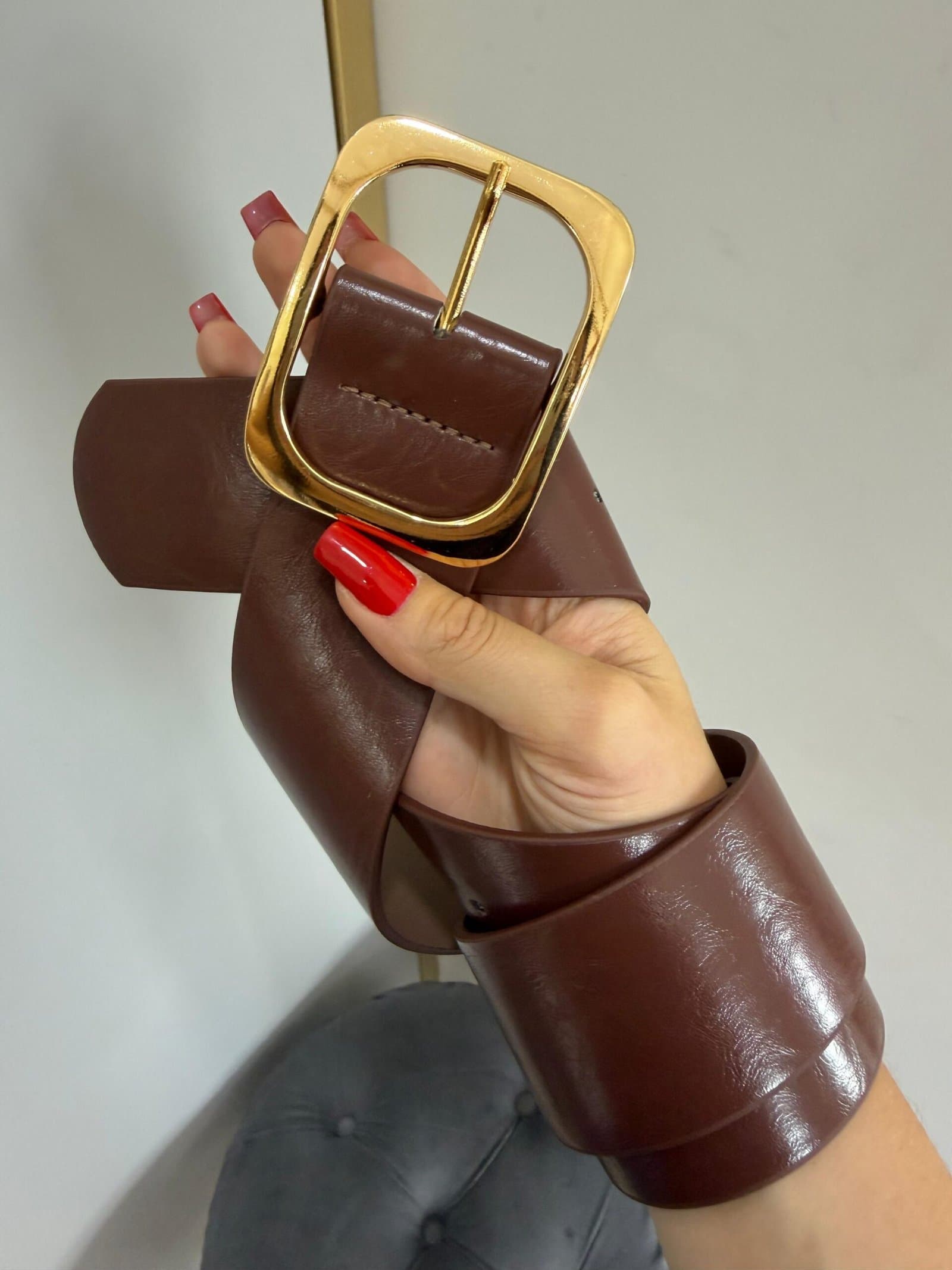 Cinto Marrom Fivela Quadrada Dourada