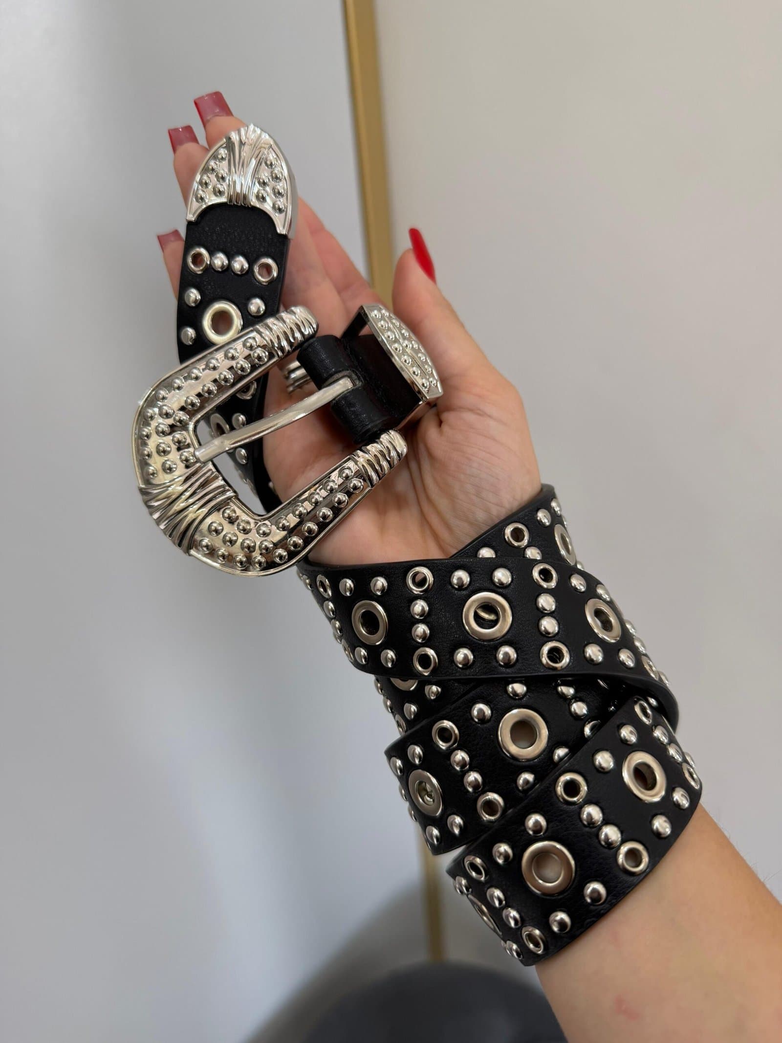 Cinto Preto com Ilhós e Fivela Prata Taxinhas