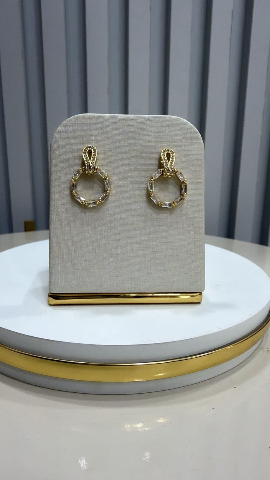 Brinco Dourado Pequeno com Strass Judite